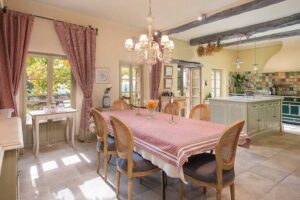 Kuchyně s jídelnou v provensálském stylu v sídle Brigitte Bardot na Riviéře s historickými trámy