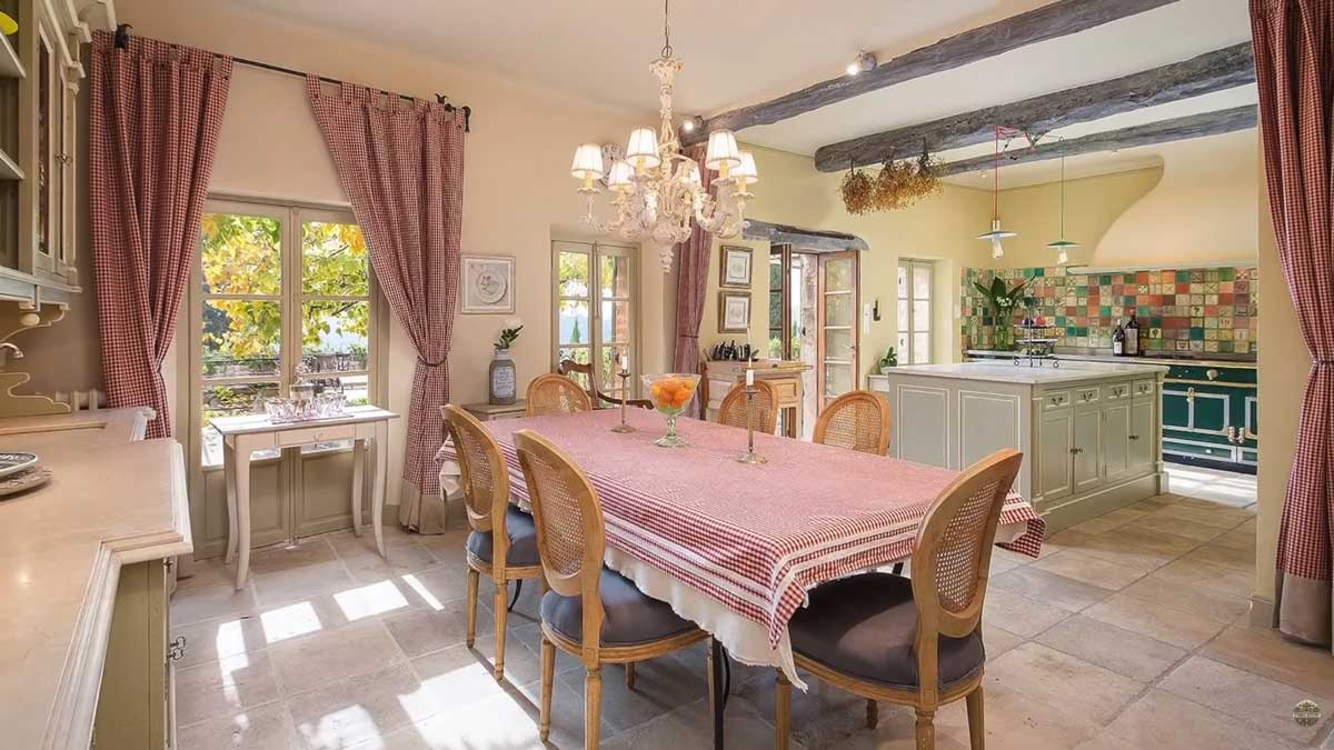 Kuchyně s jídelnou v provensálském stylu v sídle Brigitte Bardot na Riviéře s historickými trámy