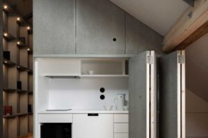 Kuchyňská vestavba skrytá za posuvnou stěnou z vláknocementových desek