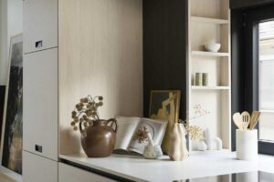 Detail kuchyňské linky s vestavěnými skříňkami a otevřenými policemi