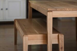 Detail dubového jídelního stolu a lavice s precizním truhlářským spojem