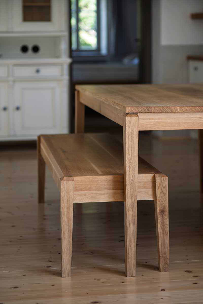 Detail dubového jídelního stolu a lavice s precizním truhlářským spojem