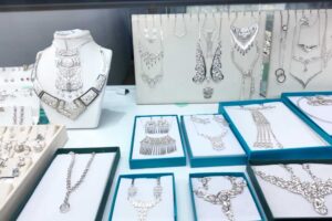 Šperky z místních diamantů odrážejí význam Jakutska jako centra světové těžby drahých kamenů.