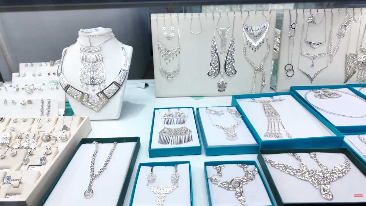 Šperky z místních diamantů odrážejí význam Jakutska jako centra světové těžby drahých kamenů.