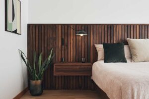 Ložnice v klidném tónu přírodních materiálů nabízí harmonické zázemí pro odpočinek