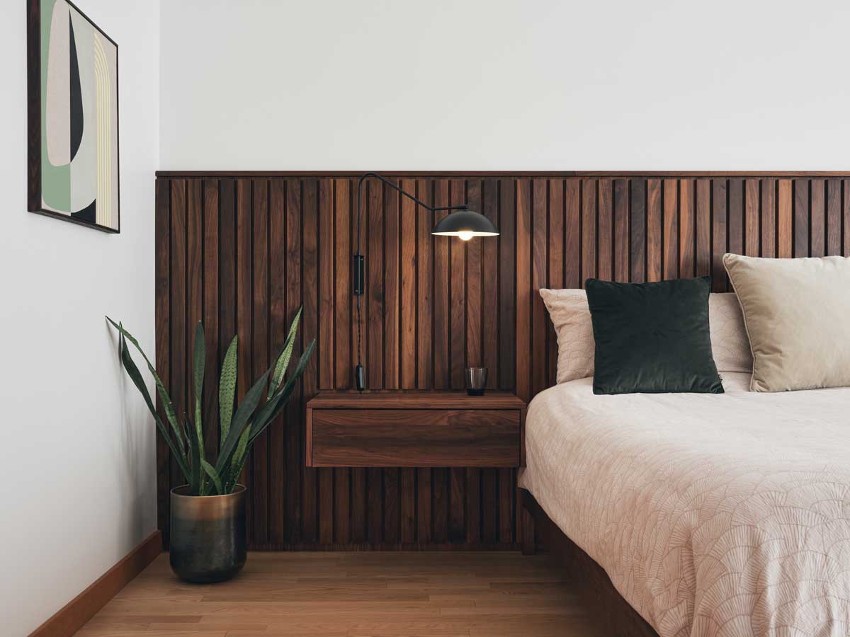 Ložnice v klidném tónu přírodních materiálů nabízí harmonické zázemí pro odpočinek