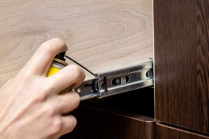 Promazání pojezdů může krátkodobě pomoci, pokud zásuvky drhnou nebo vržou