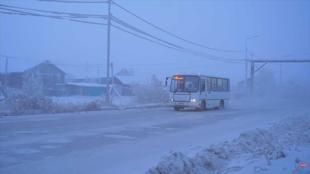Městský autobus v Jakutsku zajišťuje dopravu i při extrémních mrazech, kdy auta často selhávají.