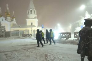 Pravoslavný kostel v Jakutsku zahalený mrazem ukazuje každodenní realitu nejchladnějšího města světa.