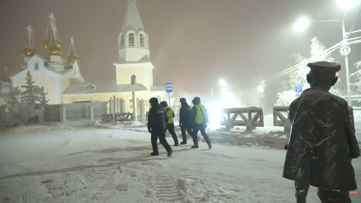 Pravoslavný kostel v Jakutsku zahalený mrazem ukazuje každodenní realitu nejchladnějšího města světa.