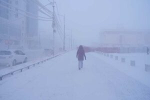 Obyvatelé Jakutska se pohybují ulicemi během silného mrazu, kdy teploty klesají hluboko pod minus padesát stupňů.