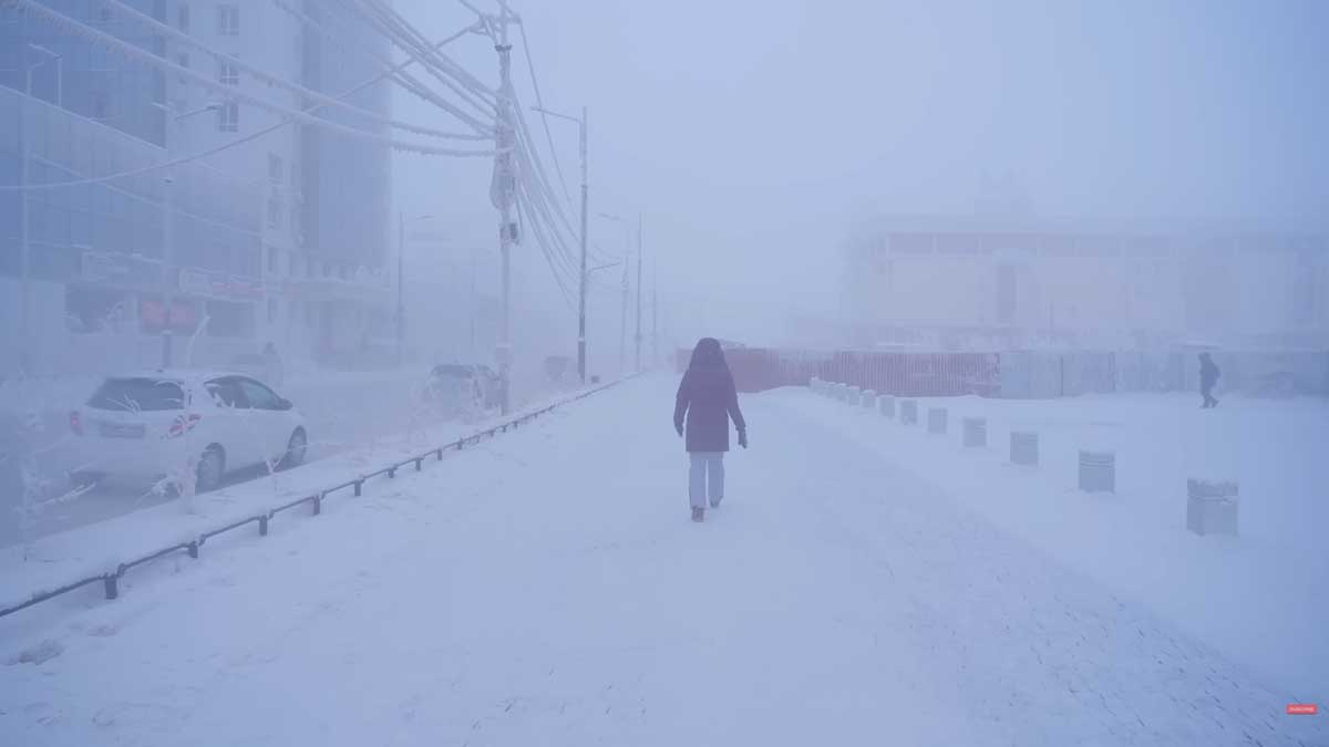 Obyvatelé Jakutska se pohybují ulicemi během silného mrazu, kdy teploty klesají hluboko pod minus padesát stupňů.