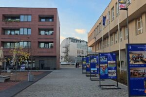 Upravené náměstí v Orlové s moderní zástavbou a informačními panely.