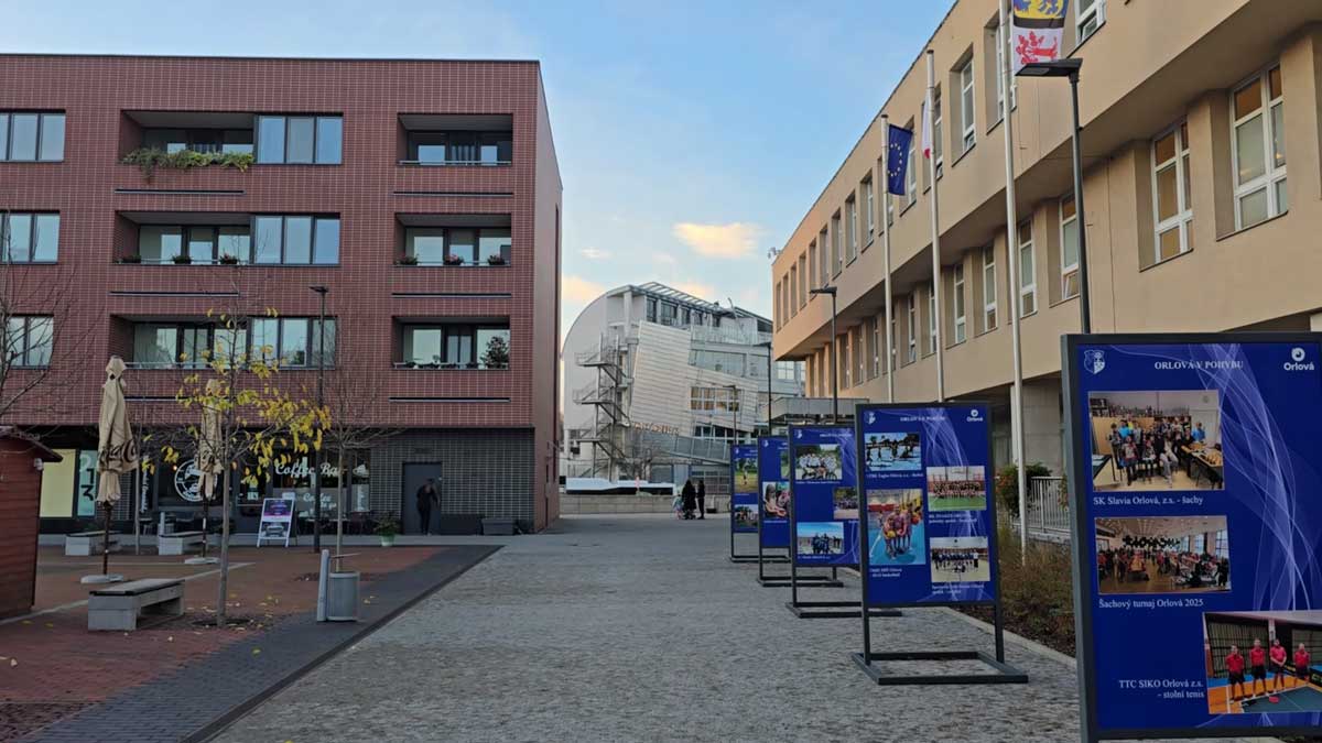 Upravené náměstí v Orlové s moderní zástavbou a informačními panely.