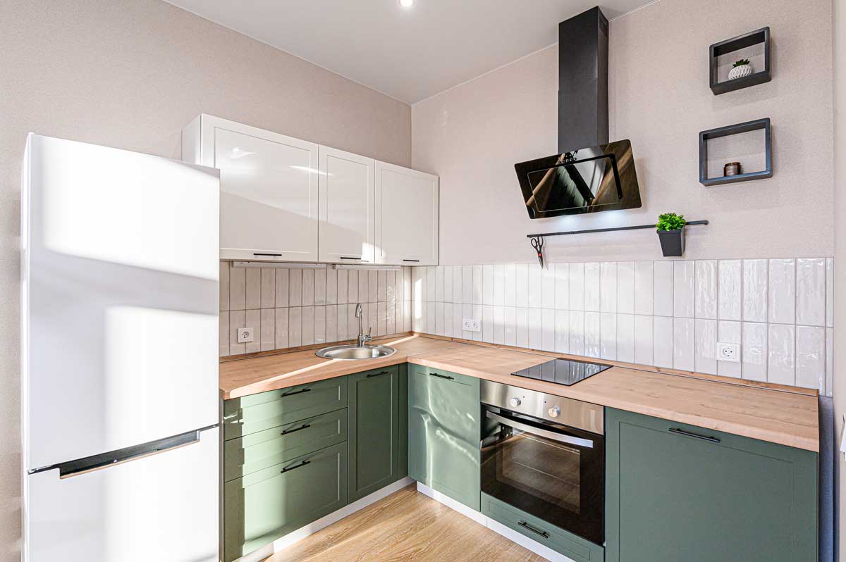 Kontrastní nátěr spodních a horních kuchyňských skříněk pro optické odlehčení prostoru