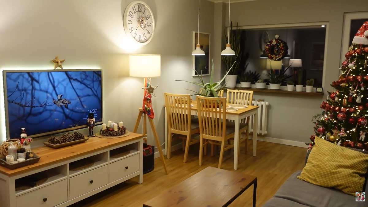 Obývací pokoj v zrekonstruovaném panelákovém bytě s jídelním stolem a vánoční výzdobou