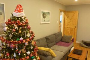 Rozkládací pohovka v obývacím pokoji zrekonstruovaného panelákového bytu