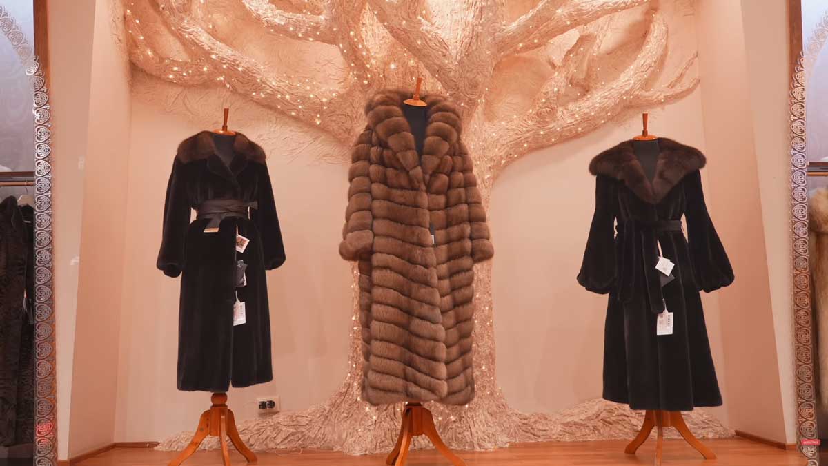 Tradiční kožešinové kabáty v obchodě v Jakutsku slouží jako ochrana před extrémním mrazem.