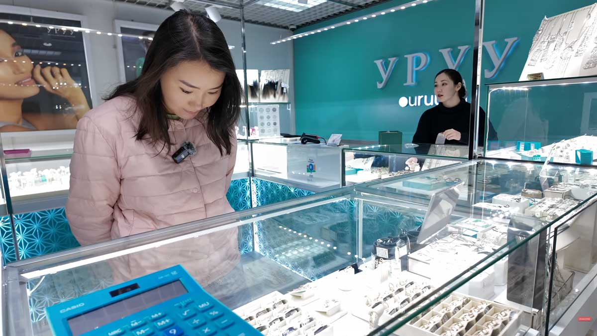 Obchod se šperky v Jakutsku nabízí diamanty z místních nalezišť.