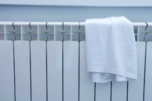 Sušení oblečení na elektrickém konvektoru snižuje účinnost topení a zvyšuje riziko přehřátí