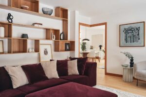 Obývací pokoj propojuje vestavěný nábytek, umění a otevřený pohled do dalších částí domu.