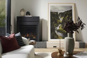 Detail krbu v obývacím pokoji doplněný minimalistickým nábytkem a tlumenými dekoracemi