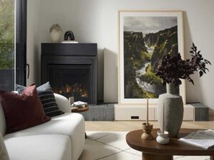 Tři úrovně, žádné příčky a otevřený prostor pro setkávání, vaření i odpočinek. Přesně tuhle představu proměnili majitelé ve svůj vysněný domov.