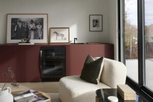 Oddechová zóna s křesly u velkých oken a výhledem do zahrady