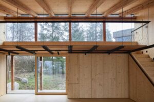 Pohled na otevřenou galerii propojující pracovní a klidovou část domu