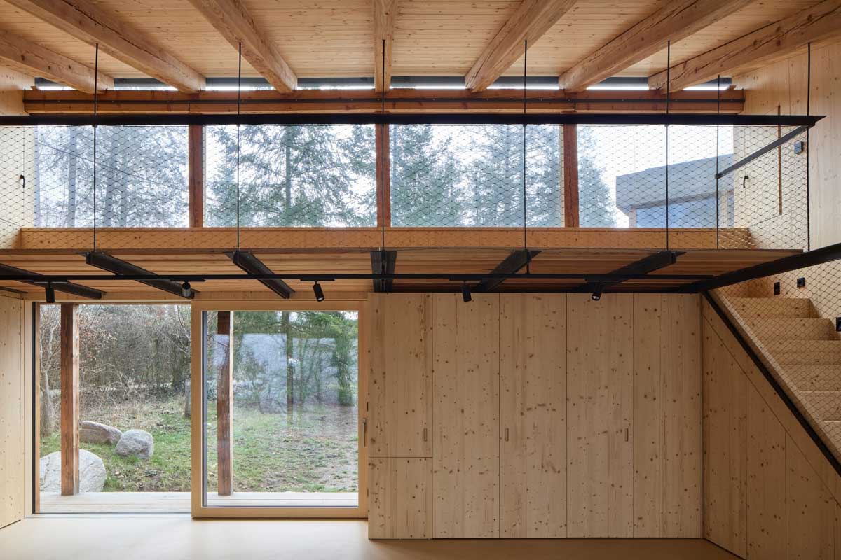 Pohled na otevřenou galerii propojující pracovní a klidovou část domu