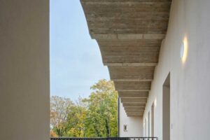 Pavlače pavlačového domu přetvořené na polosoukromé balkony s šachovou keramickou dlažbou