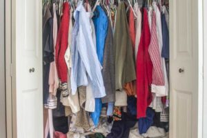 Přeplněná skříň s oblečením ztěžuje každodenní výběr a přispívá ke stresu.