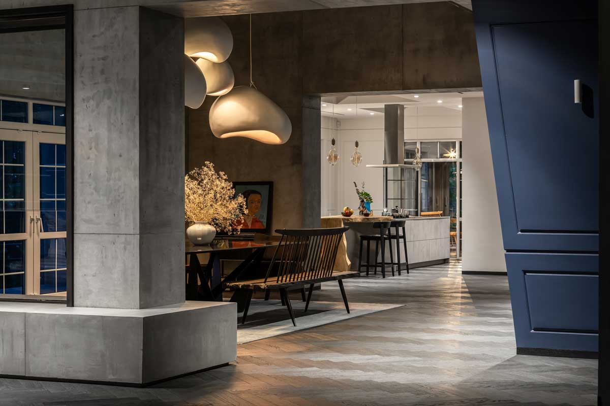 Pohled do otevřené denní zóny s kuchyní, jídelnou a obývacím prostorem