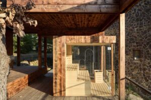 Interiér sauny obložené dřevem v přístavbě Domu Medník.