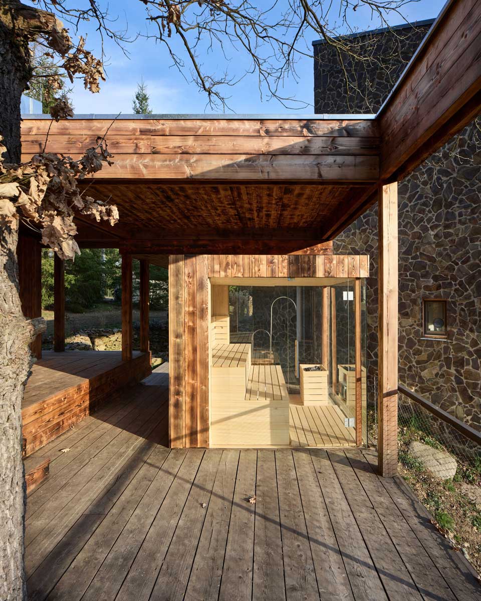 Interiér sauny obložené dřevem v přístavbě Domu Medník.