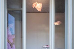 Pohled z pavlače do bytu s novými dispozicemi a zachovanými historickými prvky