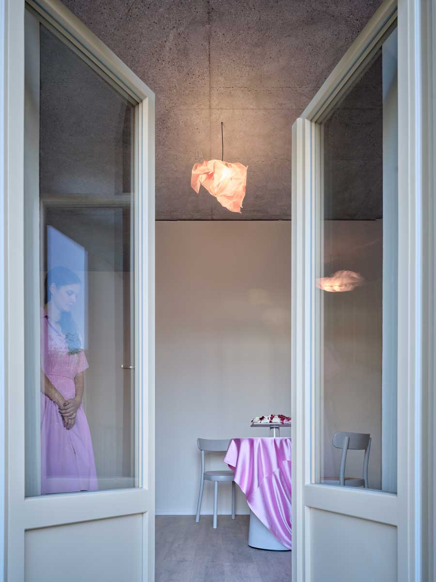 Pohled z pavlače do bytu s novými dispozicemi a zachovanými historickými prvky