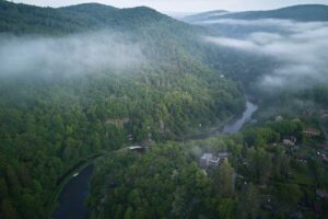 Letecký pohled na údolí řeky pod Domem Medník