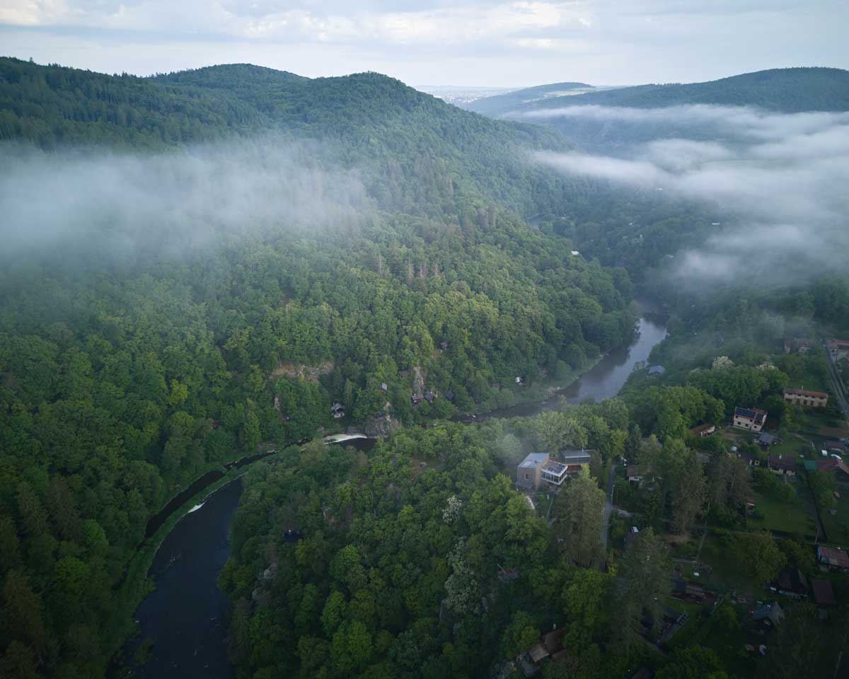 Letecký pohled na údolí řeky pod Domem Medník