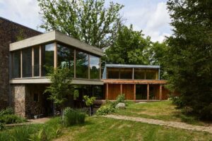 Pohled ze zahrady na propojení původního domu a nové přístavby