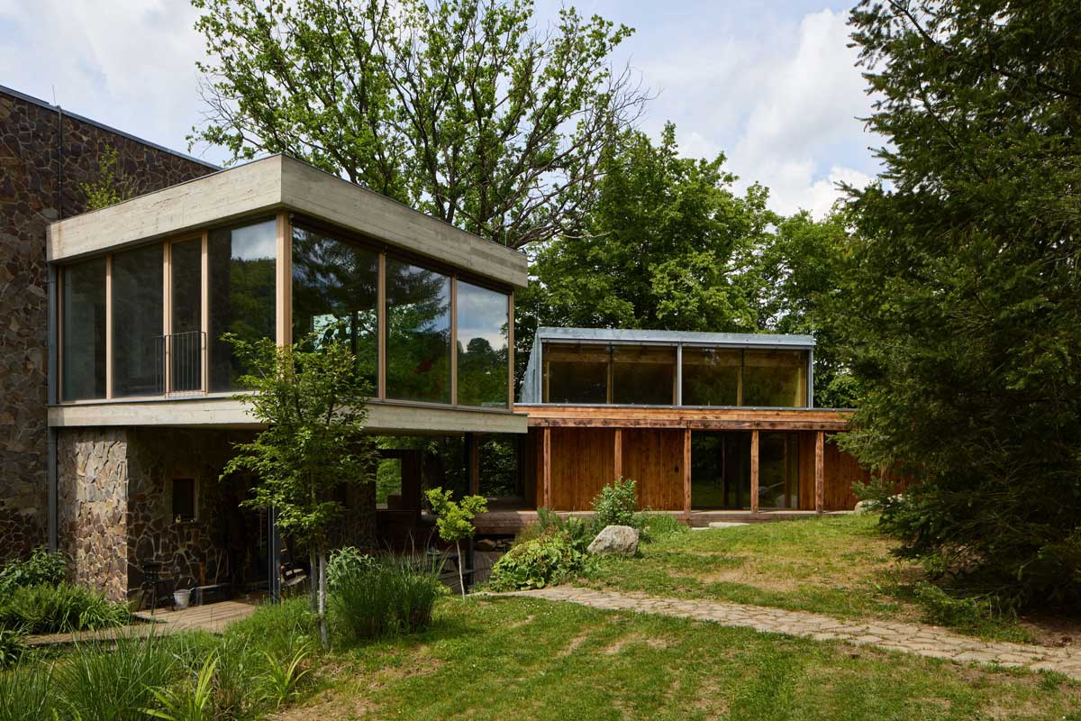 Pohled ze zahrady na propojení původního domu a nové přístavby