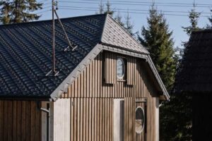 Celkový pohled na chalupu a stodolu shora v krajině Šumavy