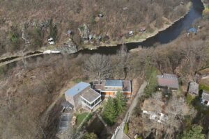 Celkový pohled shora na Dům Medník zasazený v lesním prostředí