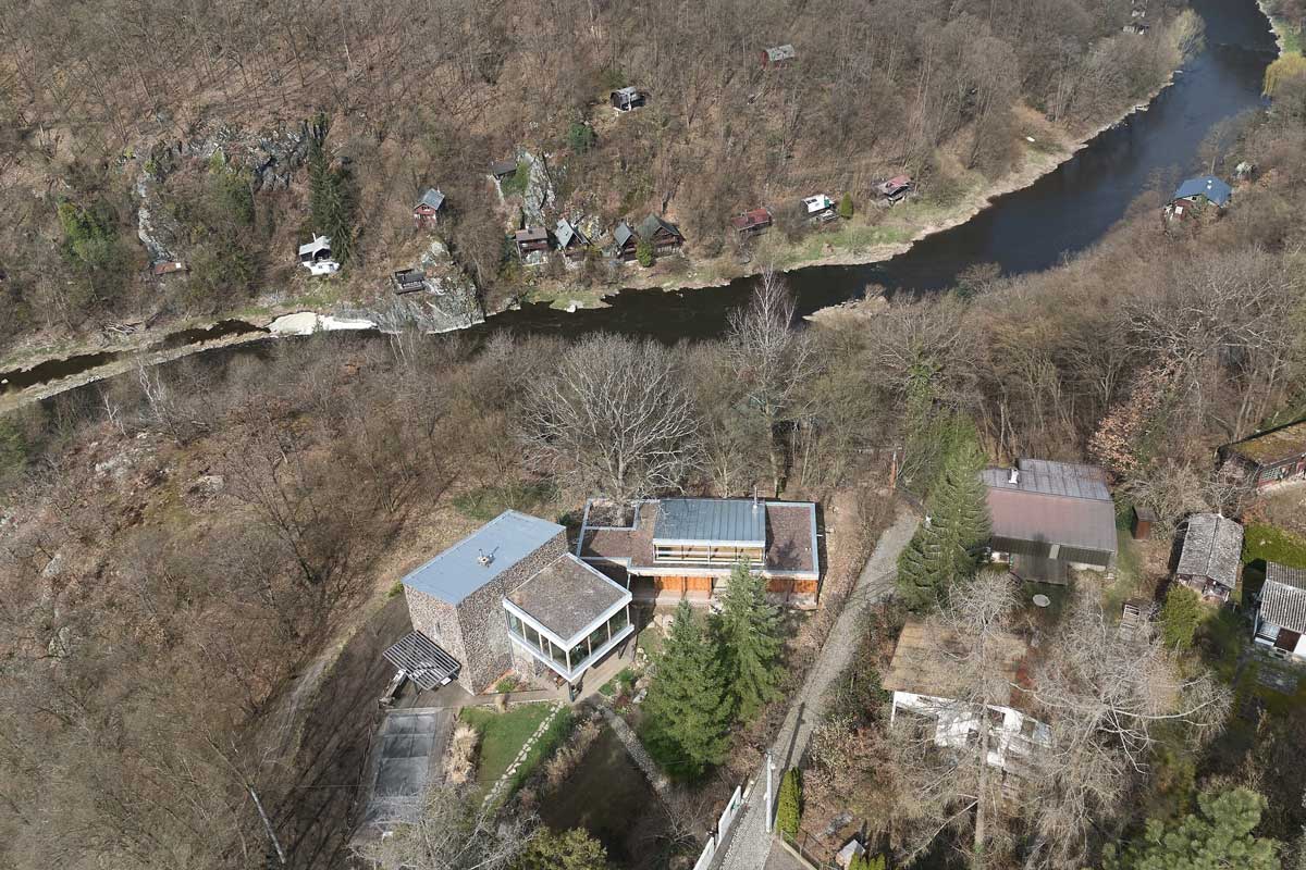 Celkový pohled shora na Dům Medník zasazený v lesním prostředí