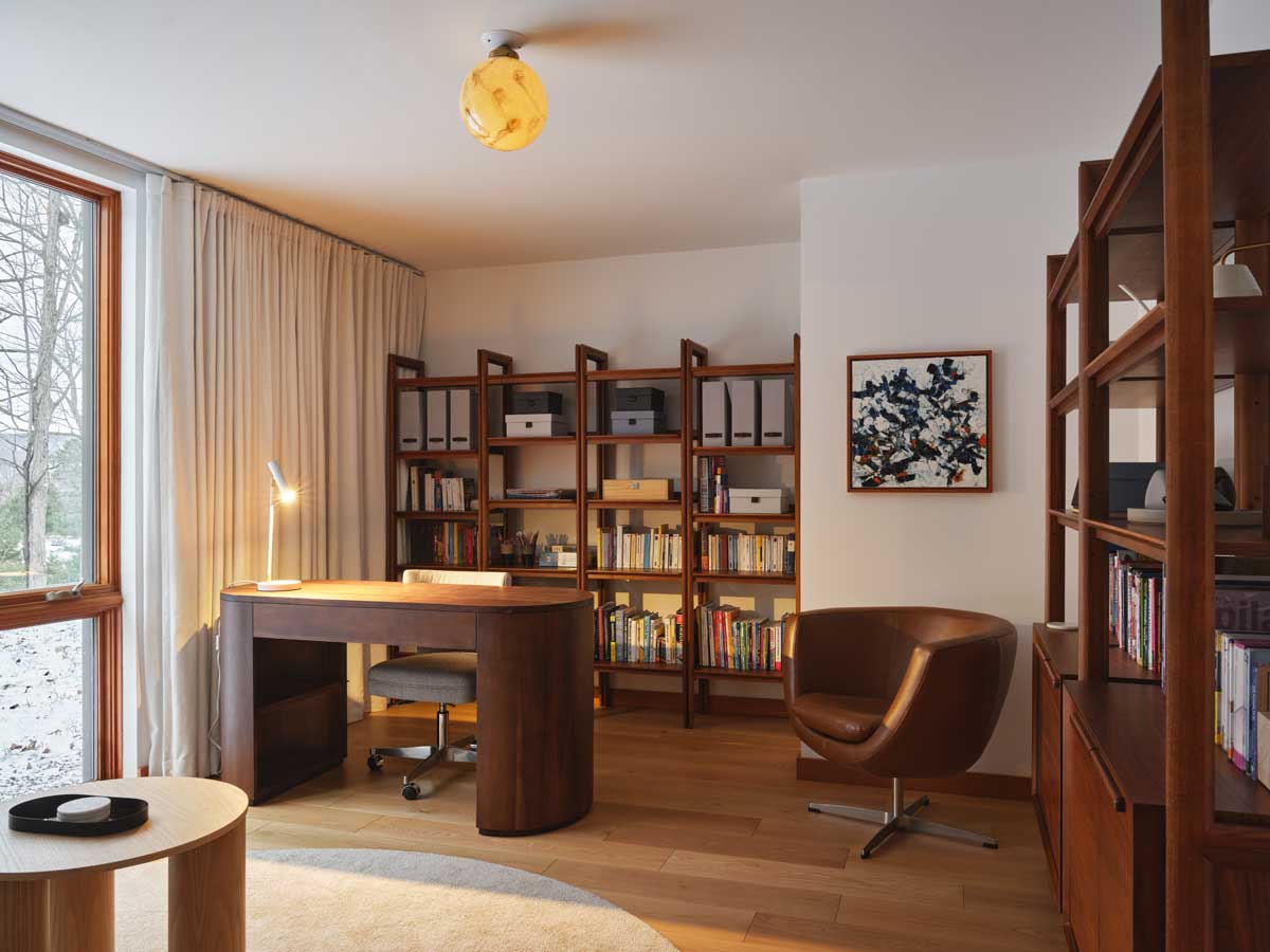 Pracovna s knihovnou z masivního dřeva nabízí klidné prostředí pro soustředění