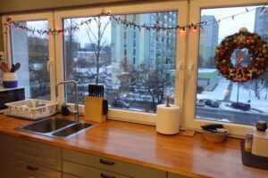 Pracovní deska v kuchyni po rekonstrukci z lepeného dřeva, umístěná pod oknem