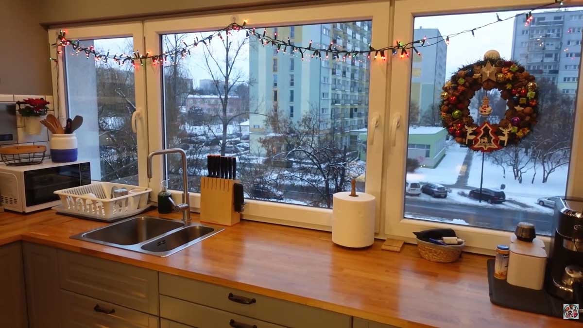 Pracovní deska v kuchyni po rekonstrukci z lepeného dřeva, umístěná pod oknem