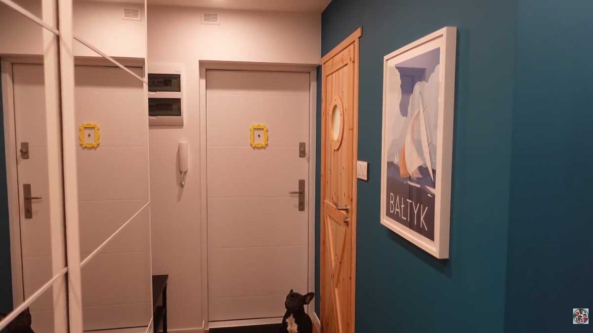 Předsíň po rekonstrukci s vestavěnými skříněmi a světlým barevným řešením