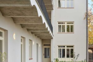 Předzahrádky přízemních bytů ve vnitrobloku pavlačového domu po rekonstrukci