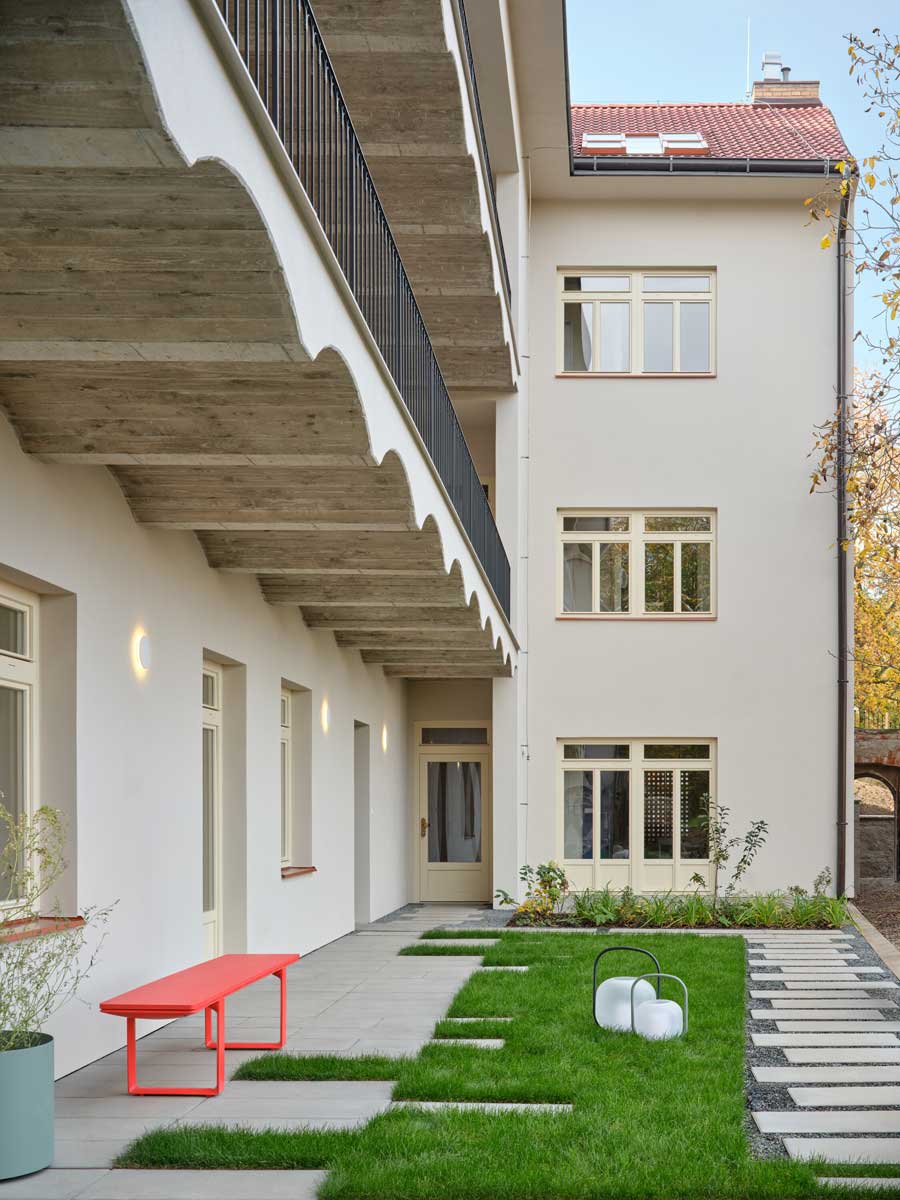 Předzahrádky přízemních bytů ve vnitrobloku pavlačového domu po rekonstrukci